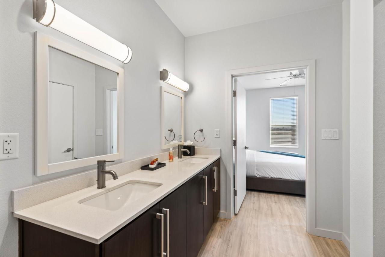 Flatz432 Apartments By Barsala Midland Bagian luar foto