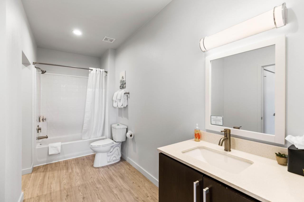 Flatz432 Apartments By Barsala Midland Bagian luar foto